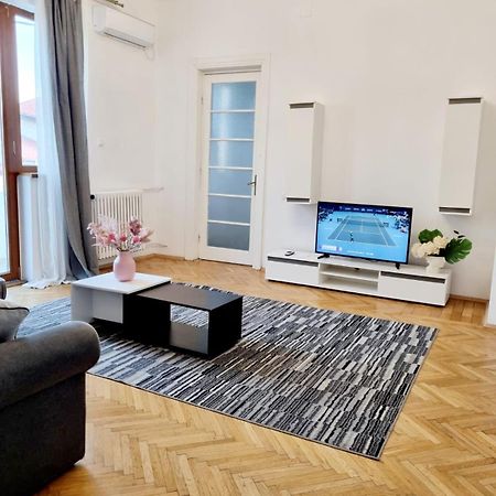 Cozy Apartment Near City Center Bucureşti Ngoại thất bức ảnh