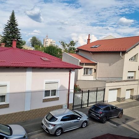 Cozy Apartment Near City Center Bucureşti Ngoại thất bức ảnh