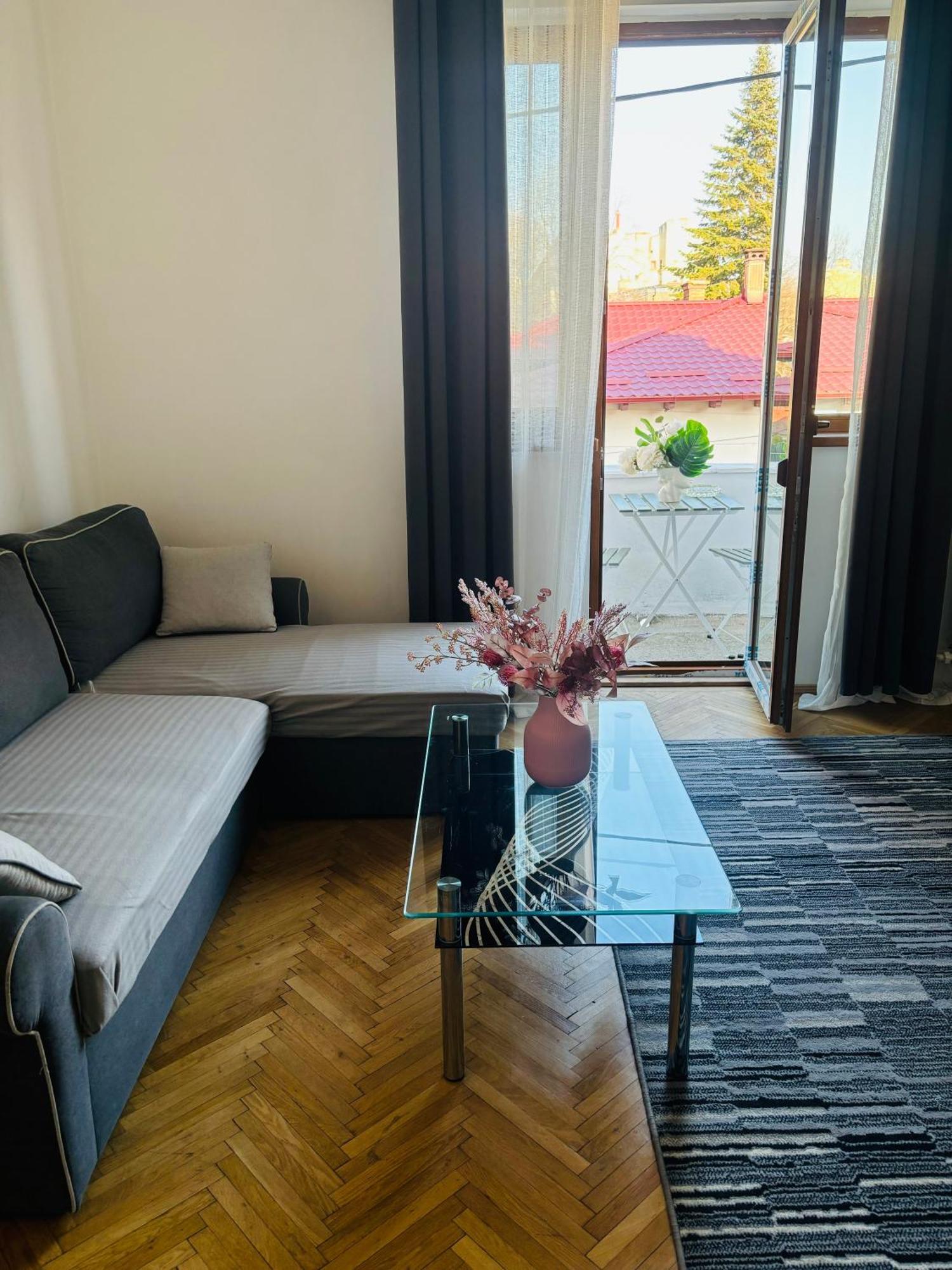 Cozy Apartment Near City Center Bucureşti Ngoại thất bức ảnh
