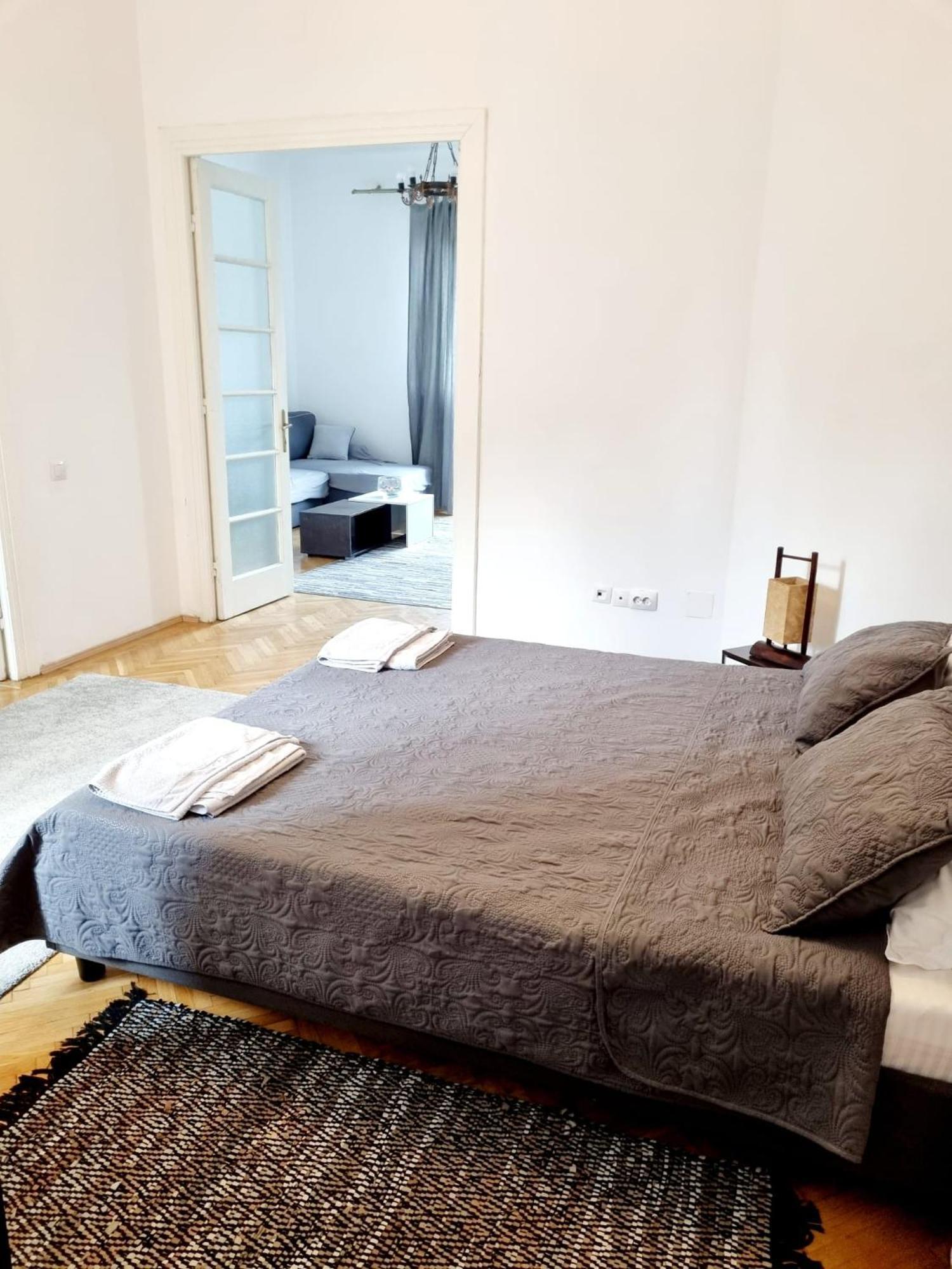 Cozy Apartment Near City Center Bucureşti Ngoại thất bức ảnh